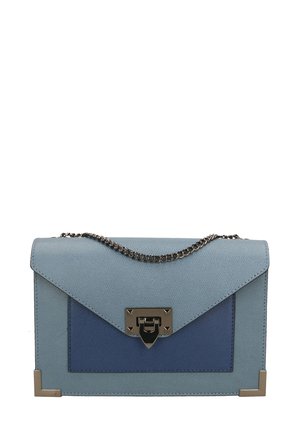 Borsa a tracolla in pelle blu con catena, caratterizzata da una patta triangolare e hardware argentato. Superficie testurizzata con un pannello blu a contrasto.