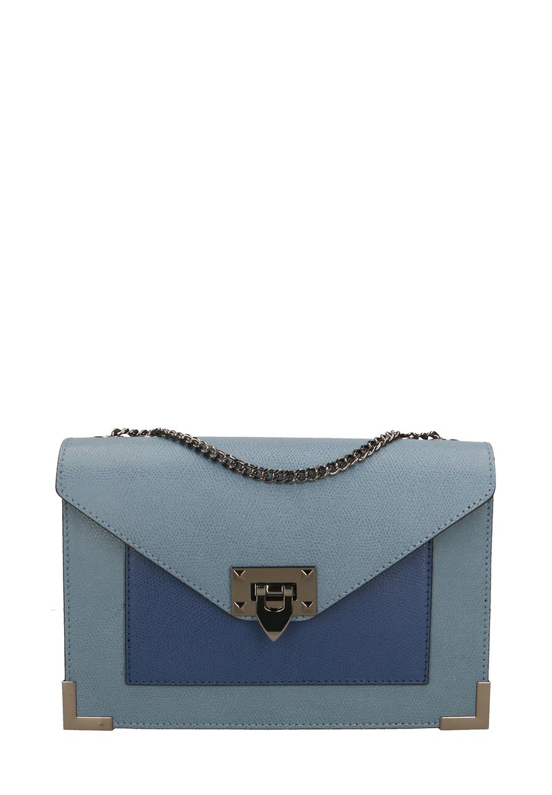 Borsa a tracolla in pelle blu con catena, caratterizzata da una patta triangolare e hardware argentato. Superficie testurizzata con un pannello blu a contrasto.