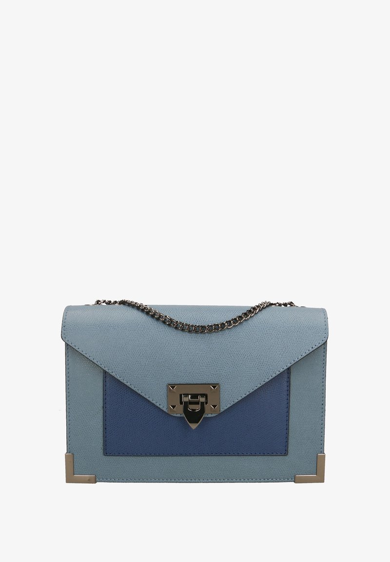 Borsa a tracolla in pelle blu con catena, caratterizzata da una patta triangolare e hardware argentato. Superficie testurizzata con un pannello blu a contrasto.