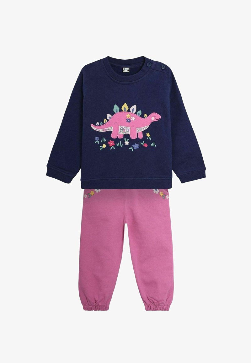 Tumši zili sporta krekls ar rozā dinozauru dizainu un ziedu akcentiem, saskaņots ar rozā sporta biksēm ar ziedu izšuvumiem pie piedurknēm.