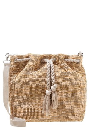 Beige geweven bucketbag met dikke gedraaide koordsluiting en verstelbare beige schouderriem.
