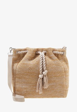 Bolso tipo cubo tejido en color cuero con cierre de cordón grueso y retorcido y una correa de hombro beige ajustable.