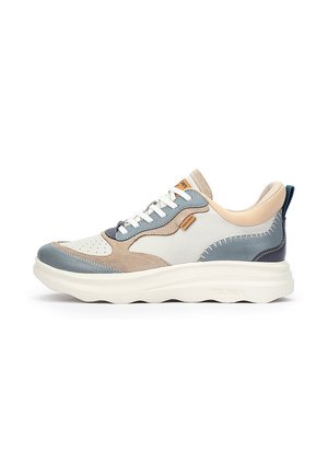 Zapatillas para hombre en una combinación de colores beige, azul y blanco. Fabricadas en cuero y ante, con una suela gruesa y costuras en contraste.