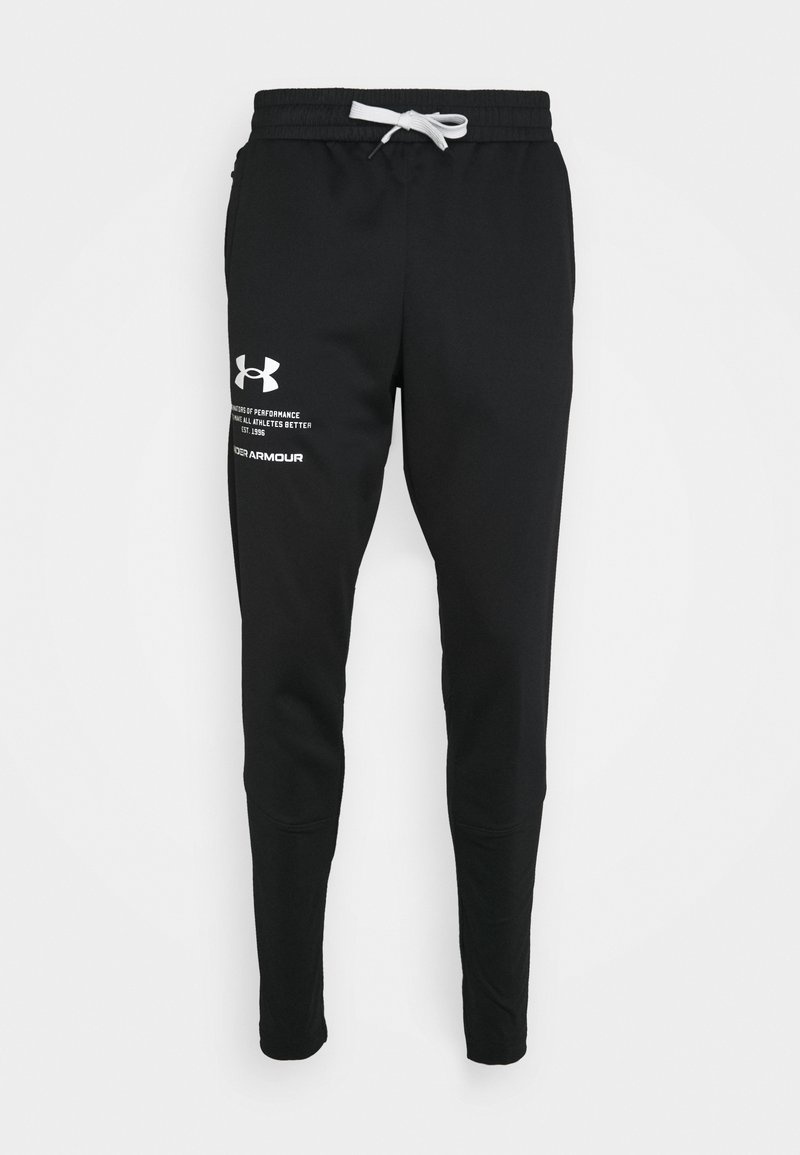 Schwarze sportliche Jogginghosen mit weißen Kordeln und Under Armour-Logo sowie Text auf dem linken Oberschenkel, präsentiert vor einem weißen Hintergrund.