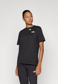 Μαύρο βαμβακερό t-shirt με στρογγυλή λαιμόκοψη, κοντά μανίκια και διπλή λευκή εκτύπωση λογότυπου στο στήθος και στον ώμο. Λείο ύφασμα, άνετη εφαρμογή.