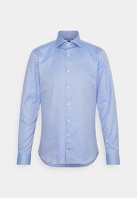 Camicia azzurra a maniche lunghe con vestibilità slim, texture sottile, colletto button-down e bottoni bianchi. Orlo curvo nella parte inferiore.