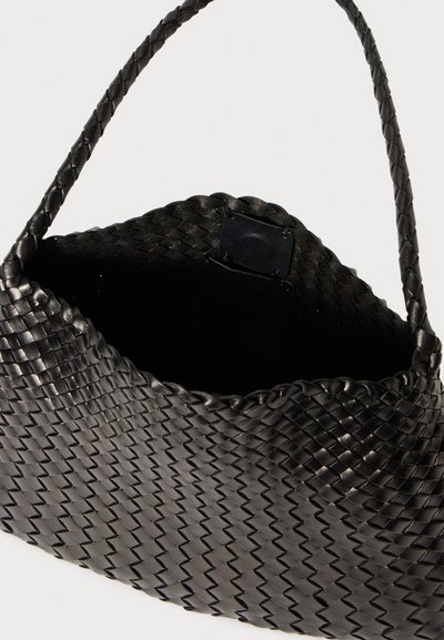 Musta kudottu käsilaukku, jossa on teksturoitu pinta, rakenne muoto ja yksi punottu kahva. Avoin yläosa, jossa on musta sisäosa.