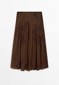 Brun plisserad kjol med blommönster, tillverkad av lättviktsmaterial. Har en åtsittande midjeband och en mjuk, svävande textur.