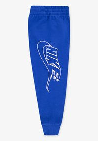 Mėlynos sportinės kelnės su elastinga juostele, dekoruotos balta Nike logotipo dizainu. Pagamintos iš minkštos medžiagos su lygiu paviršiumi.
