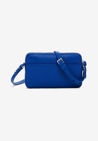 Modrá kožená crossbody taška s uzáverom na zips, obdĺžnikový tvar, nastaviteľný popruh a textúrovaný povrch. Charakterizuje ju minimalistický dizajn.
