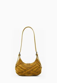 Torba od senfa žute kože s dizajnom tkanog remena i podesivom kopčom na jednostavnoj bijeloj pozadini.