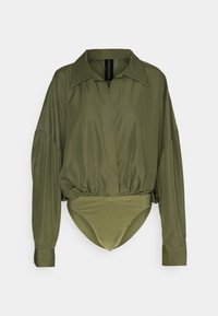 Body olive avec un haut à col et à manches longues. Présente une taille cintrée et un tissu lisse et brillant. Design minimaliste, sans motifs.