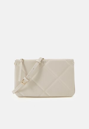Sac bandoulière rectangulaire beige avec surpiqûres matelassées en diagonale, sangle réglable avec boucle dorée et petit logo embossé à l'avant.