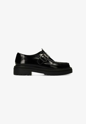 Chaussure en cuir noir avec une finition brillante, dotée d'une large sangle avec boucle, d'une épaisse semelle en caoutchouc et d'un design à bout arrondi.