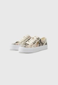 Sneakers con lacci in stampa serpente beige e grigia, dotate di suole in gomma bianca e lacci coordinati, progettate per un utilizzo informale.