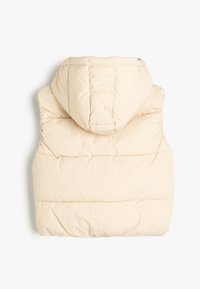 Beige polstret vest med hætte, som har quiltede sektioner og en blød tekstur. Ingen synlige metaldele eller accenter, minimalistisk design.