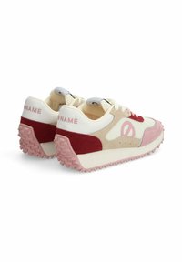 Sneaker con un mix di suede crema, rosa e bordeaux e rete; suola in gomma rosa chunky con presa texturizzata; dettaglio del logo sul tallone.
