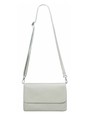 Hellgraue Leder-Crossbody-Tasche mit glatter Textur, rechteckiger Form, umklappbarem Deckel und verstellbarem Riemen mit silberner Hardware.