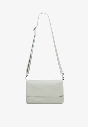 Hellgraue Leder-Crossbody-Tasche mit glatter Textur, rechteckiger Form, umklappbarem Deckel und verstellbarem Riemen mit silberner Hardware.