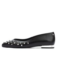 Bailarina de cuero negro con punta afilada, adornada contachuelas plateadas, y un bajo tacón cuadrado con un acento metálico.