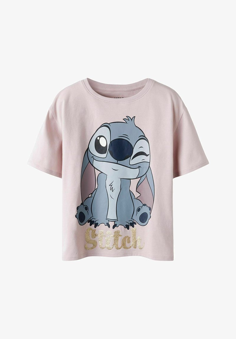 Rožinė medvilninė marškinė su dideliu piešiniu, vaizduojančiu Stitch, mėlyną animacinį personažą, o žemiau jo yra auksinė blizgi užrašas "Stitch".