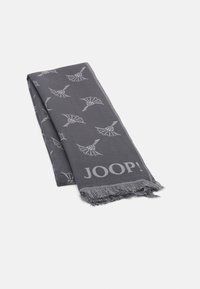 Bufanda gris hecha de un tejido suave con un diseño de alas repetido y bordes con flecos. El nombre de la marca "JOOP!" se muestra de manera prominente.