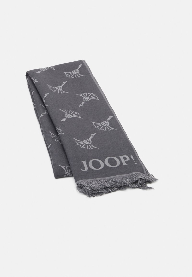 Bufanda gris hecha de un tejido suave con un diseño de alas repetido y bordes con flecos. El nombre de la marca "JOOP!" se muestra de manera prominente.