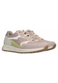Ein Paar rosa und beige Freizeit-Sneaker mit weißen und hellgrünen Akzenten, beigen Schnürsenkeln und Gummisohlen, die nach rechts zeigen.