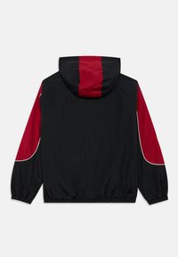 Μαύρο μπουφάν με κόκκινα μανίκια και κουκούλα, με λευκές ραφές, ελαστικές μανσέτες και σφιχτή μέση. Ελαφρύ ύφασμα με λεία υφή.