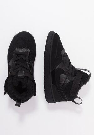 Czarne sneakersy za kostkę z wyściełanymi kołnierzami wokół kostki, sznurowane z przodu i teksturowaną podeszwą, pokazane z góry i z boku na białym tle.