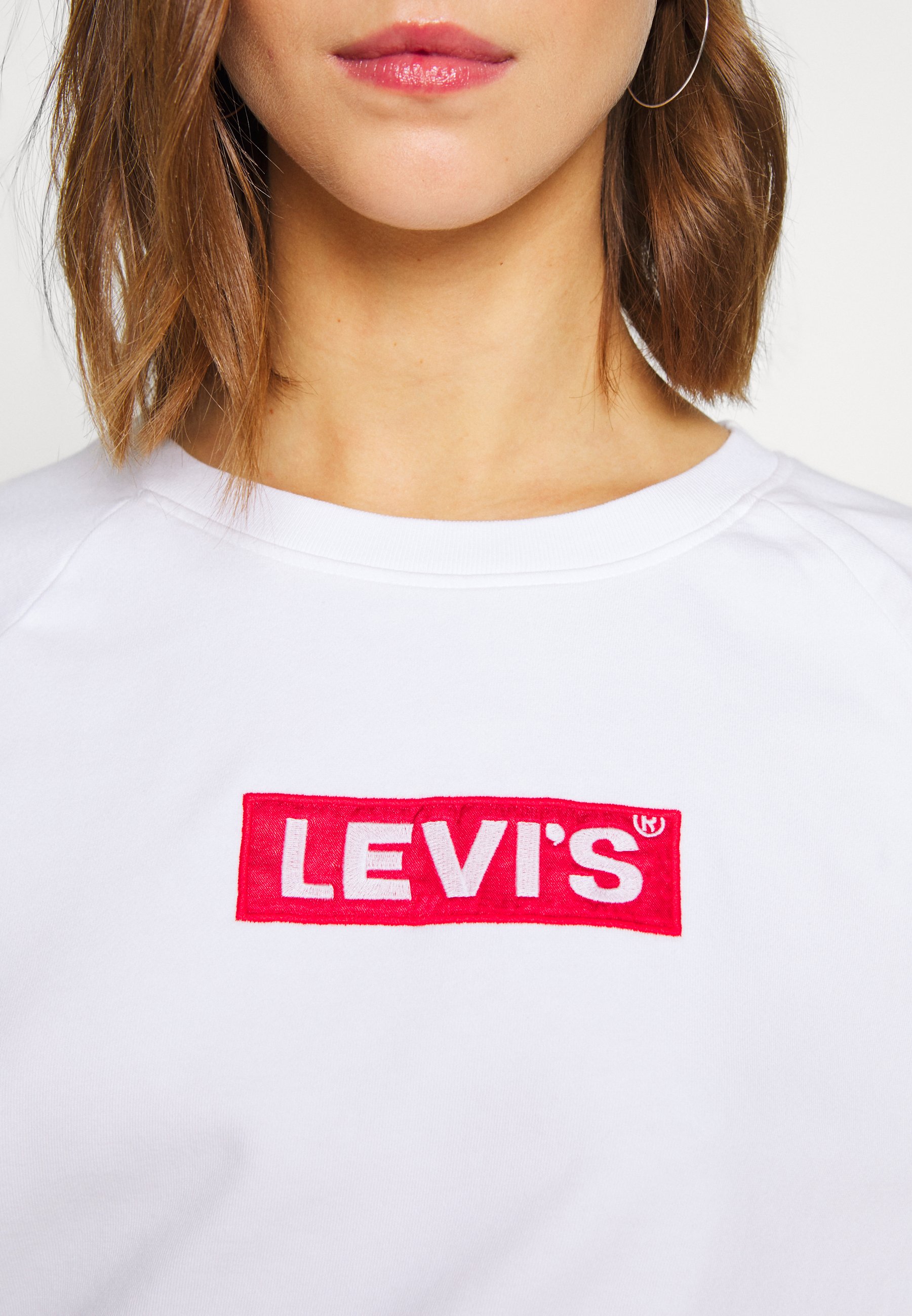 Levi's® RELAXED GRAPHIC CREW Sweatshirt white Zalando.at Das Levis ® Relaxed Graphic Crew Sweater ist ein Basic, wie