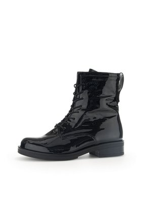 Bottine en cuir verni noir avec devant à lacets, bout arrondi, petit talon carré et couture renforcée le long des coutures.