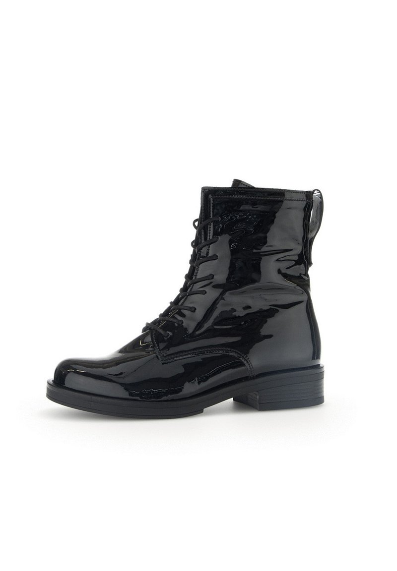 Bottine en cuir verni noir avec devant à lacets, bout arrondi, petit talon carré et couture renforcée le long des coutures.