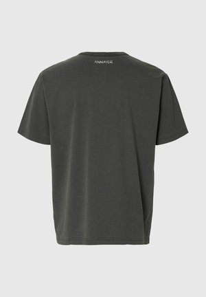 Söehallikas lühikeste varrukatega t-särk, millel on ülemisel seljal valgete tähtedega "ANNARR" trükitud, ühevärvilise disainiga, esitatud helehallil taustal.