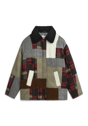Multikleurige patchworkjas met verschillende texturen en patronen, waaronder ruitjes en fluffy accenten, met een zwarte kraag en voorzakken.