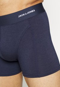 Boxer shorts in cotone blu navy con una larga cintura elastica contrassegnata "JACK & JONES." Presentano una vestibilità aderente e una texture liscia.