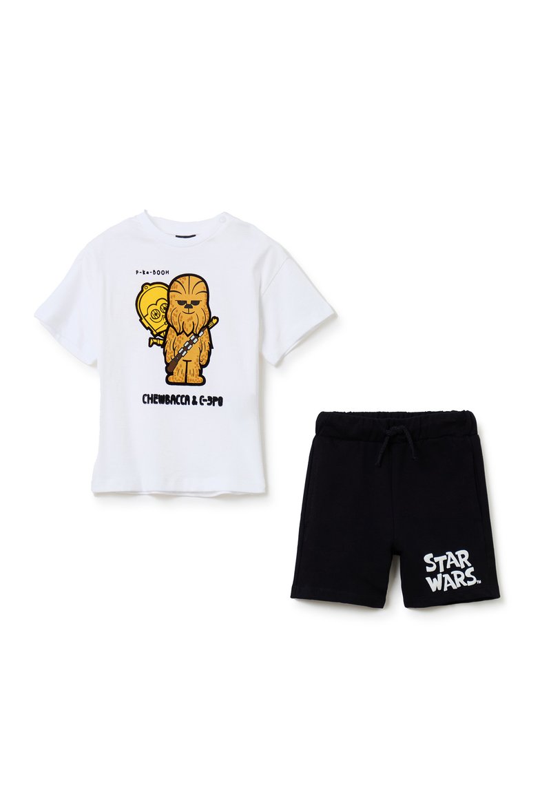 Camiseta blanca con un gráfico de Chewbacca y C-3PO, combinada con pantalones cortos negros que tienen un logo blanco de "STAR WARS". Tejido de algodón.