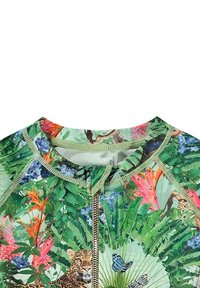 Korta ärmar dragkedja simtop i grön med livfullt tropiskt lövmönster, som har leoparder, fjärilar och djärva blommiga detaljer.