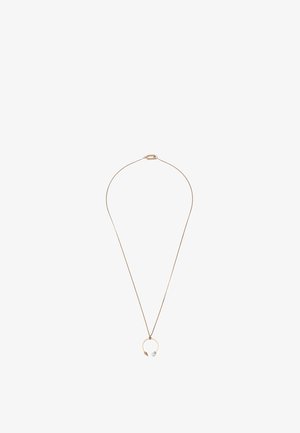 Goudkleurige metalen ketting met een dunne ketting, voorzien van een ronde hanger met twee parelachtige accenten. Strak, minimalistisch ontwerp.