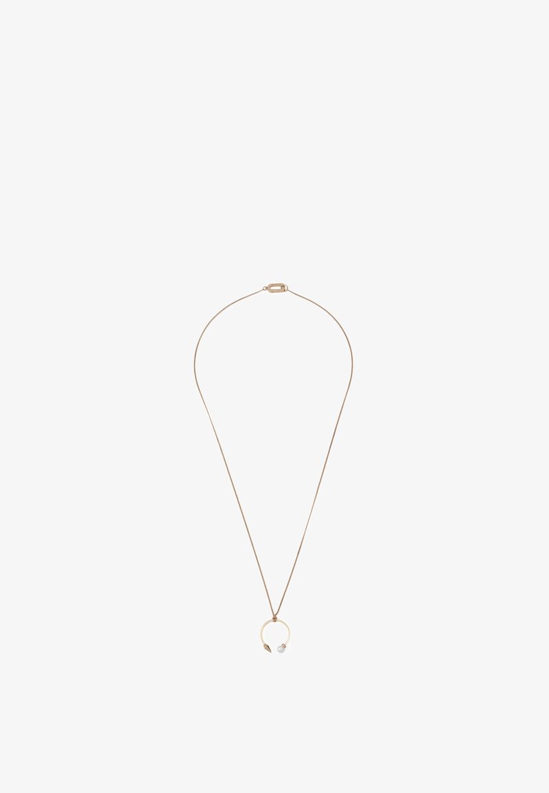 Collier en métal doré avec une chaîne fine, orné d'un pendentif circulaire avec deux accents nacrés. Design épuré et minimaliste.