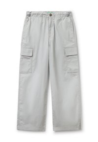 Světle šedé cargo kalhoty s širokým střihem. Obsahují dvě boční kapsy, elastický pas a zapínání na knoflík. Hladká, odolná tkanina.