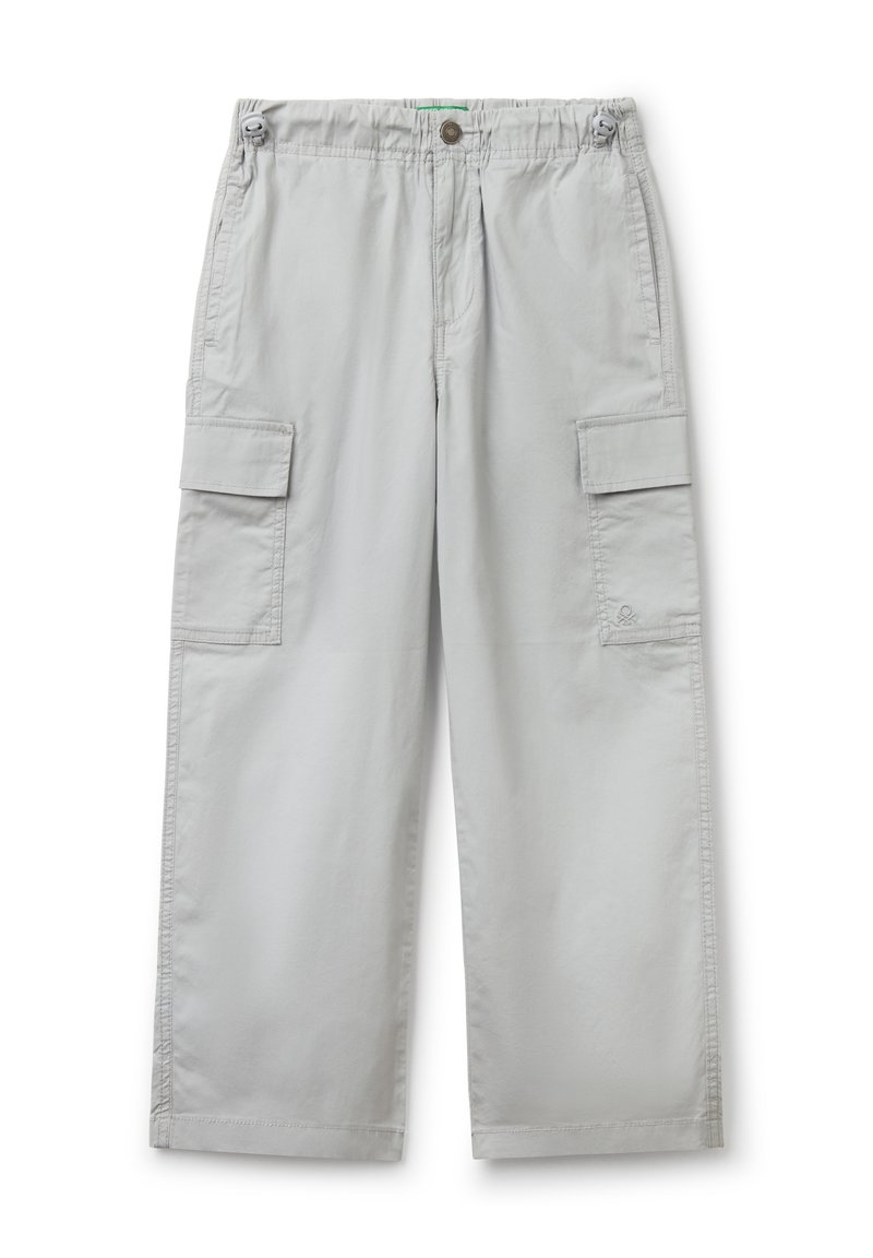 Světle šedé cargo kalhoty s širokým střihem. Obsahují dvě boční kapsy, elastický pas a zapínání na knoflík. Hladká, odolná tkanina.