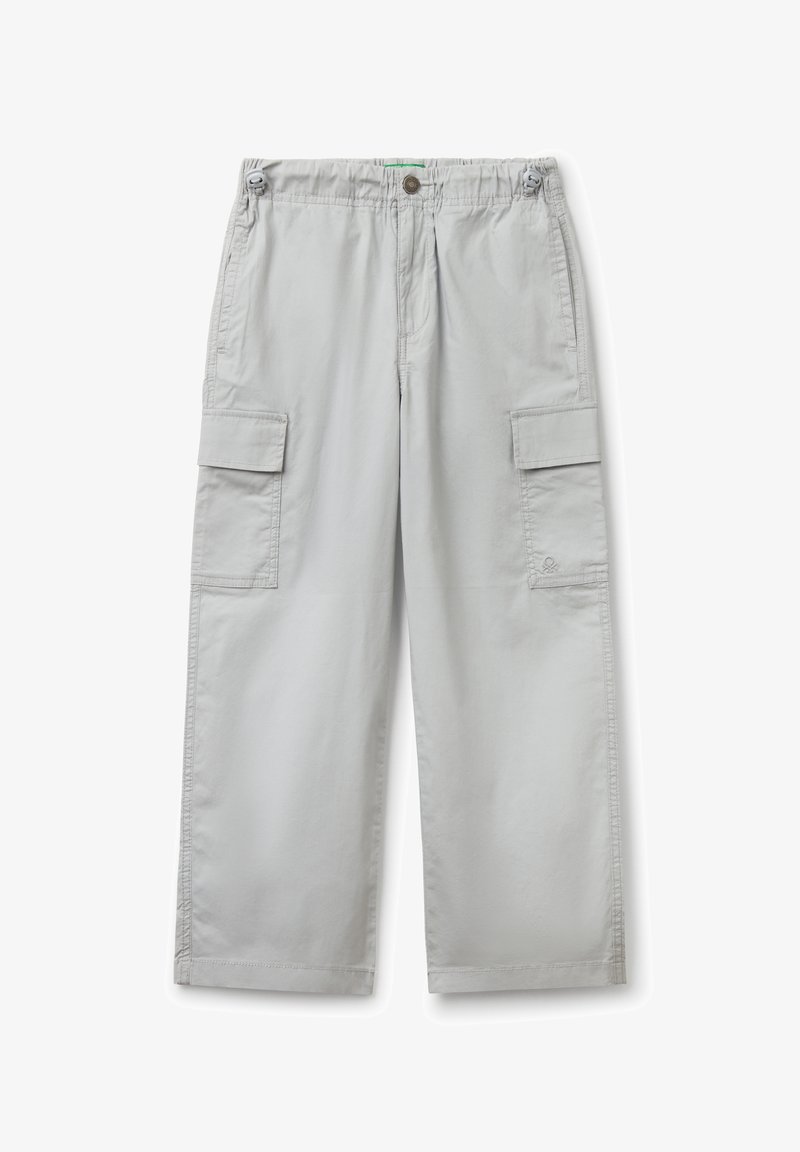 Světle šedé cargo kalhoty s širokým střihem. Obsahují dvě boční kapsy, elastický pas a zapínání na knoflík. Hladká, odolná tkanina.