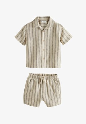 Beežid lühikeste varrukatega nööpidega särk ja sobivad elastse vöökohaga lühikesed püksid, millel on vertikaalne musta katkendjoone muster.