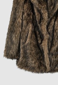 Cappotto in pelliccia sintetica nelle tonalità di marrone e nero, caratterizzato da un lungo pelo testurizzato e da un design elegante e stratificato. Nessun hardware o accenti visibili.