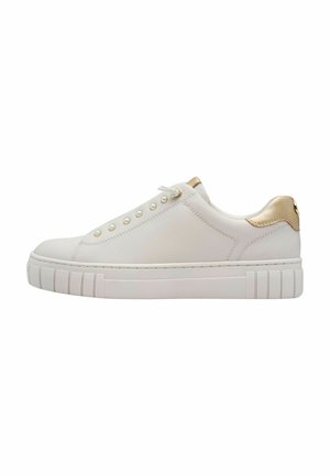Sneaker bianco in pelle con dettagli dorati, punta tonda e suola in gomma piatta che presenta righe verticali e occhielli decorativi lungo il lato.