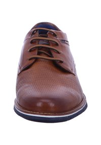 Braune Leder Schnürschuhe mit einer strukturierten Oberseite, glattem Zehenbereich und kontrastierender schwarzer Sohle. Verfügt über traditionelle Ösen und ein dezentes, glänzendes Finish.