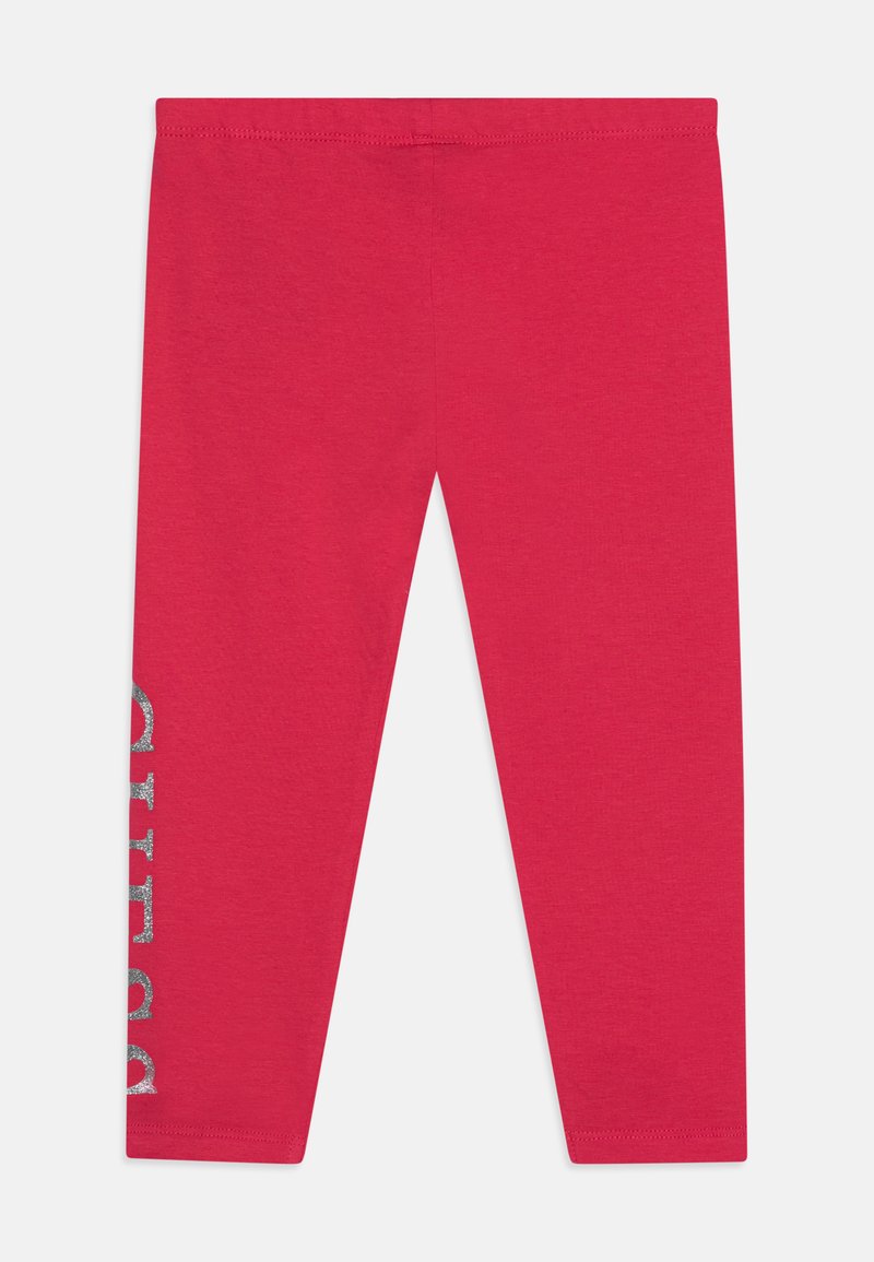 Rde leggins hlače iz mehkega bombaža s prilegajočim dizajnom, ki imajo sijoč srebrn napis na levi nogi.