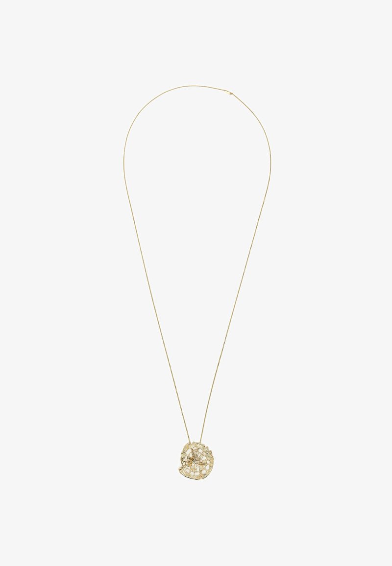 Collier délicat en or avec une chaîne fine et un pendentif ajouré de forme abstraite et irrégulière.