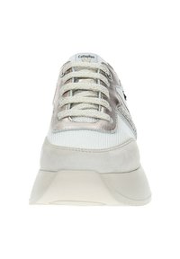 Sneakers in rete bianco con dettagli in argento metallico. Punta arrotondata, suola piatta con imbottitura grigia chiara. Design con lacci e dettagli testurizzati.